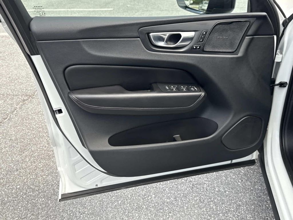 صورة 26 لـ 2023 Volvo XC60 RECHARGE PLUG-IN HYBRID T8 PLUS DARK THEME