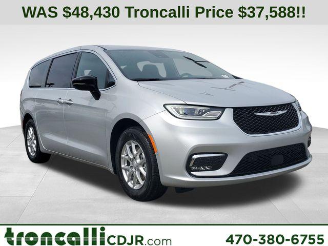 New 2026 Chrysler Pacifica Select