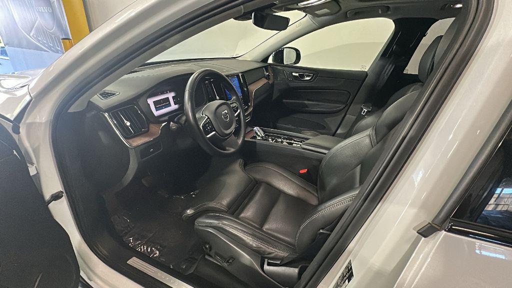 2023 Volvo XC60 B6 ULTIMATE DARK THEME — миниатюра 19