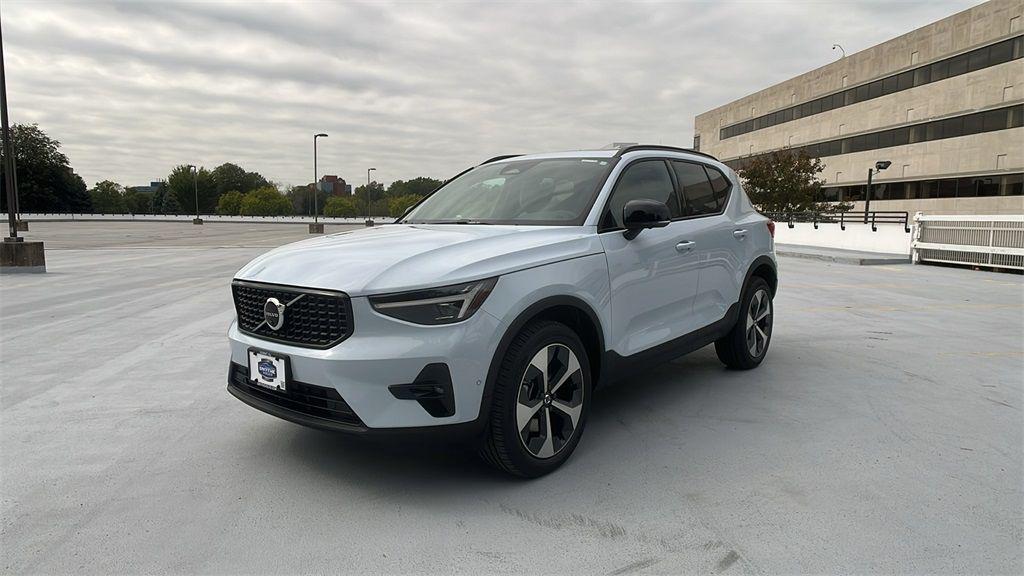 New 2026 Volvo XC40 Plus, B5 AWD Gas (mild hybrid), Dark
