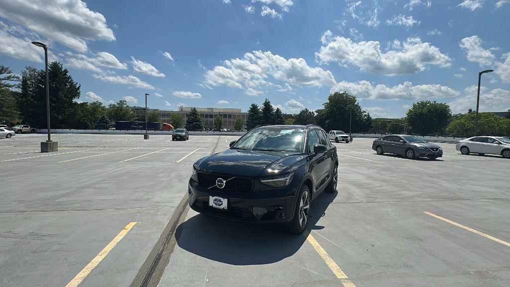 New 2026 Volvo XC40 Plus, B5 AWD Gas (mild hybrid), Dark