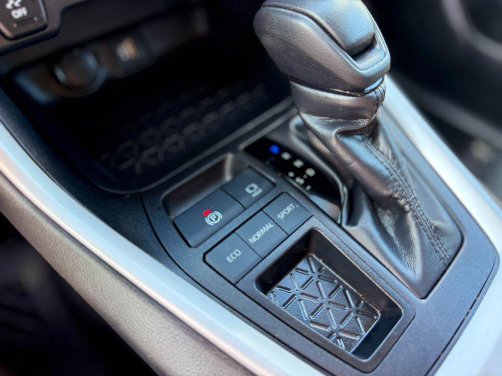 2024 Toyota RAV4 LE — миниатюра 24