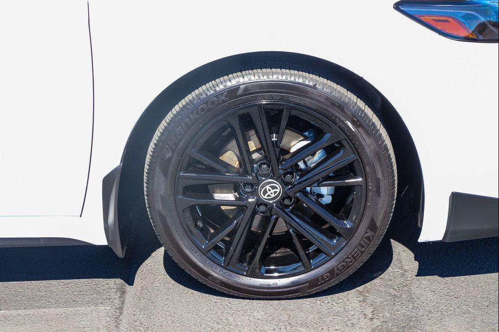 2025 TOYOTA CAMRY SE photo 9