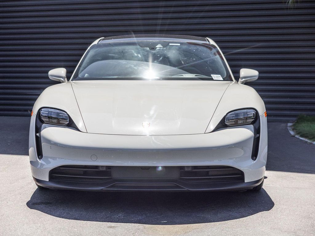 صورة 10 لـ 2023 Porsche TAYCAN