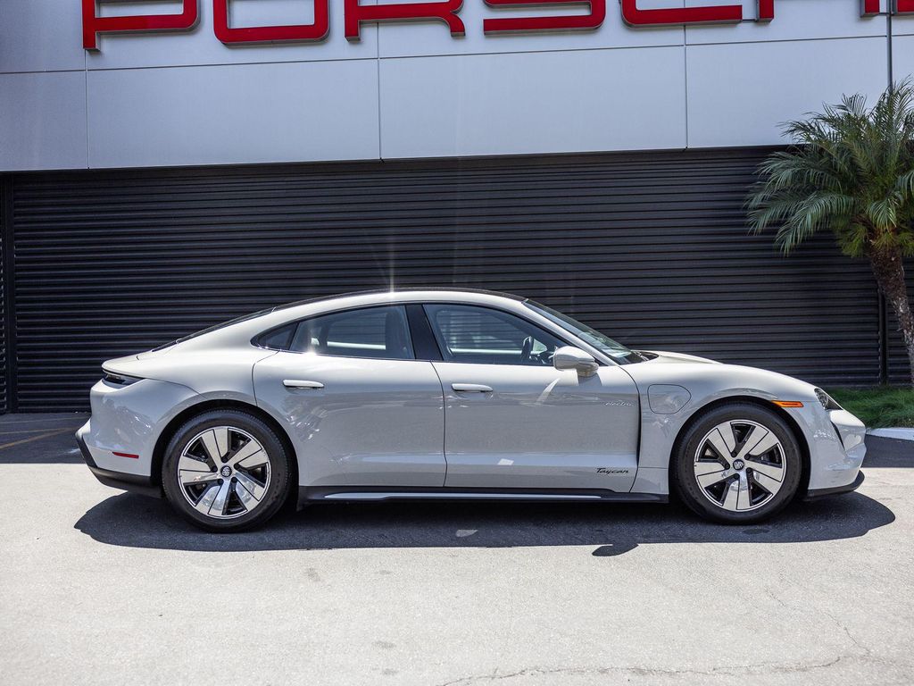 صورة 7 لـ 2023 Porsche TAYCAN