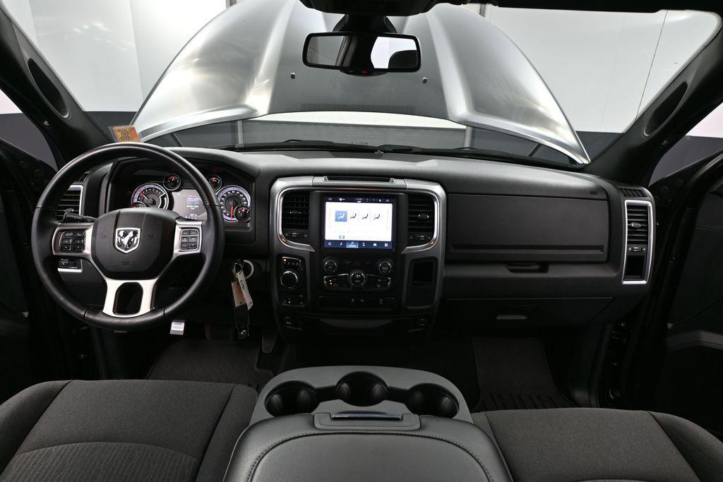 صورة مصغرة 18 لـ 2024 RAM 1500 CLASSIC WARLOCK QUAD CAB 4X4 6'4' BOX