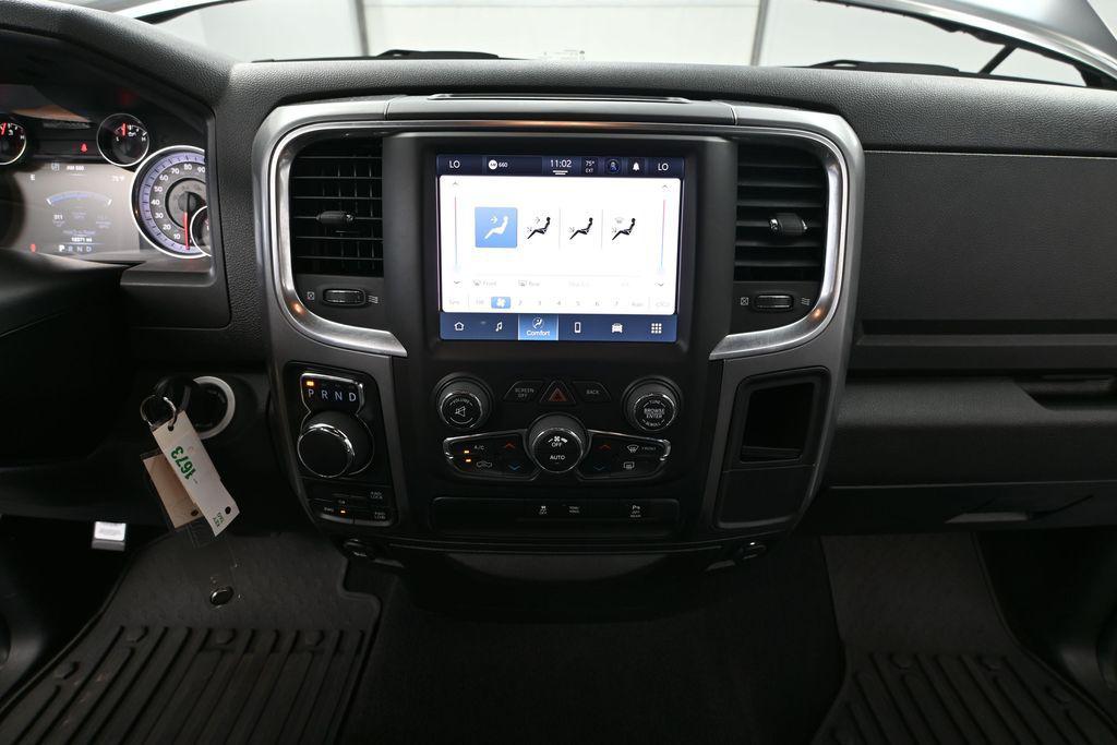 صورة مصغرة 24 لـ 2024 RAM 1500 CLASSIC WARLOCK QUAD CAB 4X4 6'4' BOX