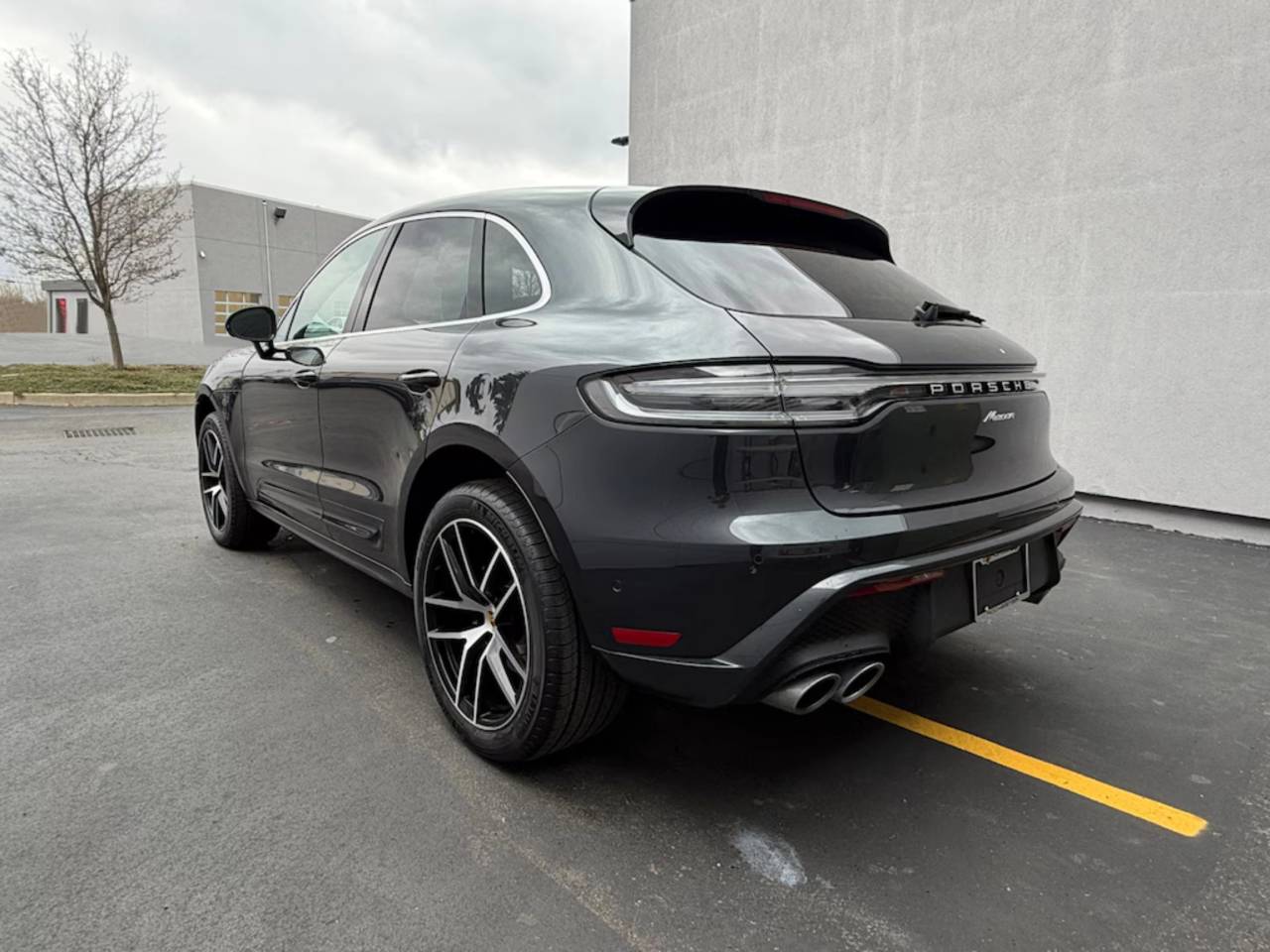 2025 Porsche MACAN photo 3