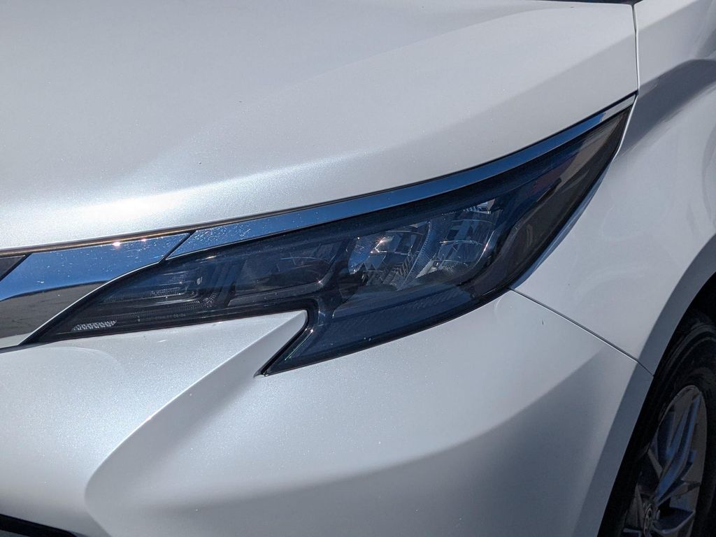 صورة 9 لـ 2024 Toyota SIENNA XLE