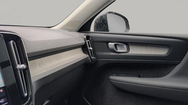 صورة مصغرة 25 لـ 2023 Volvo XC40 B5 PLUS DARK THEME