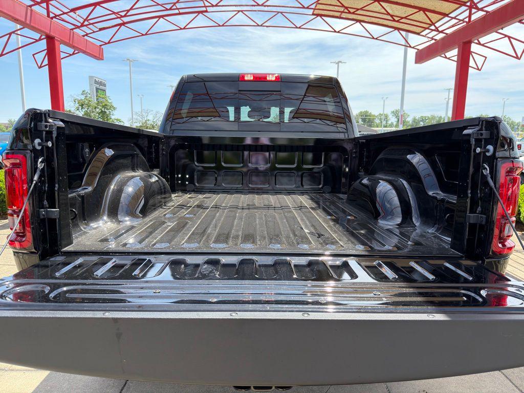 صورة مصغرة 32 لـ 2026 RAM 2500 BLACK EXPRESS CREW CAB 4X4 6'4' BOX