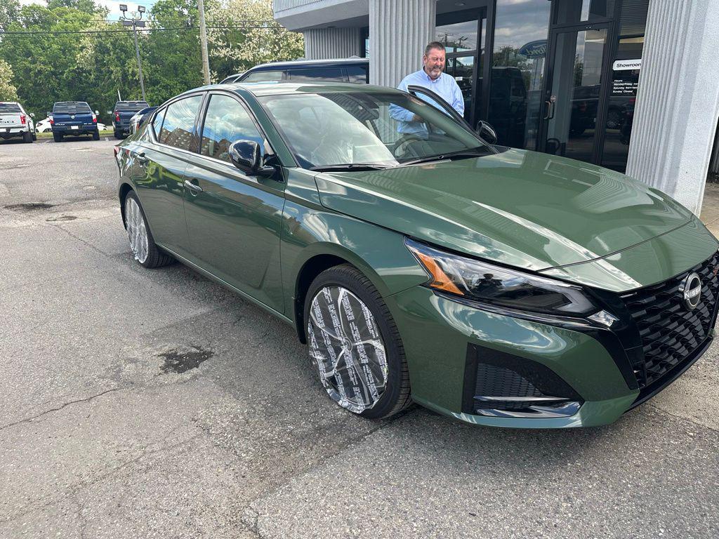 New 2026 Nissan Altima SR FWD