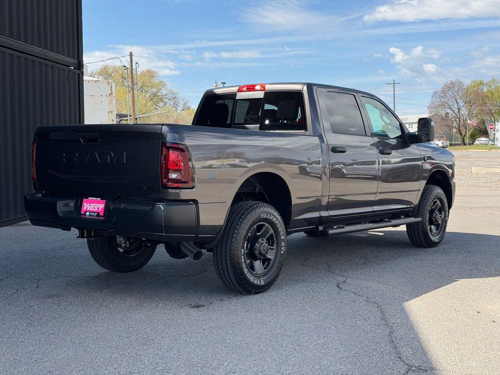 صورة 7 لـ 2026 RAM 3500 TRADESMAN CREW CAB 4X4 6'4' BOX