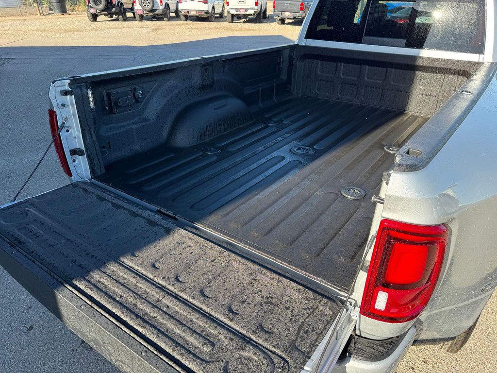 صورة 10 لـ 2026 RAM 3500 LARAMIE CREW CAB 4X4 8' BOX
