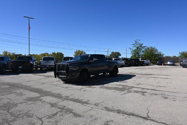 صورة 9 لـ 2024 RAM 3500 LARAMIE MEGA CAB 4X4 6'4' BOX