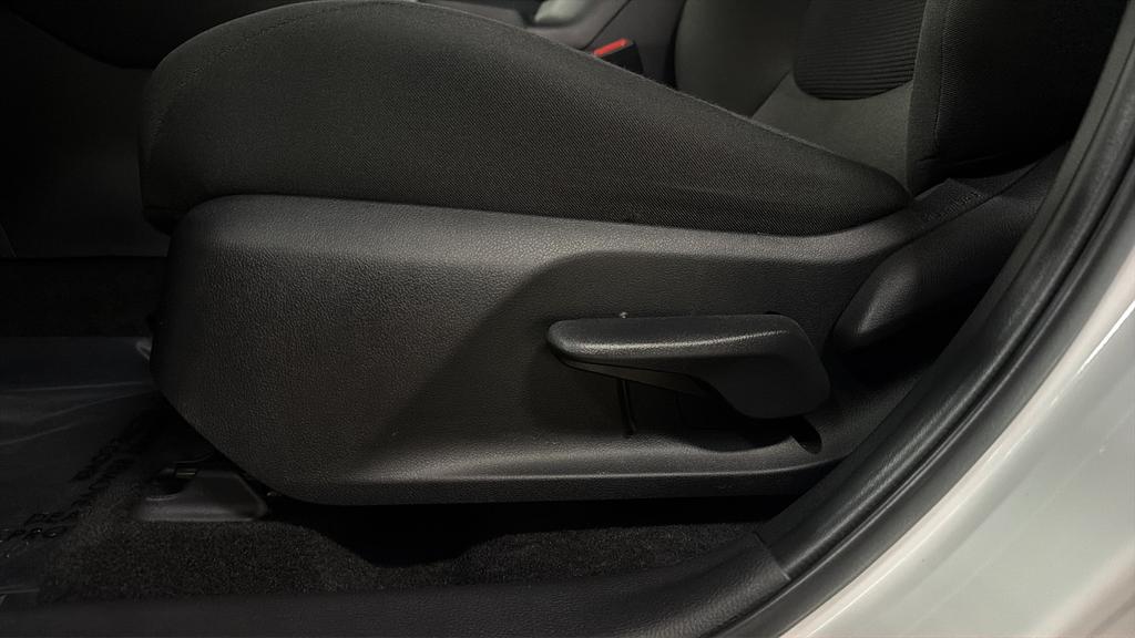 2024 Toyota RAV4 HYBRID LE — фото 15