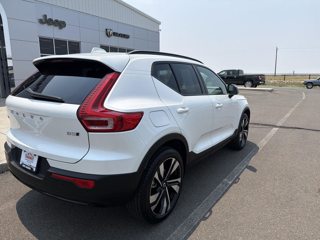 صورة 8 لـ 2025 Volvo XC40 B5 PLUS DARK THEME
