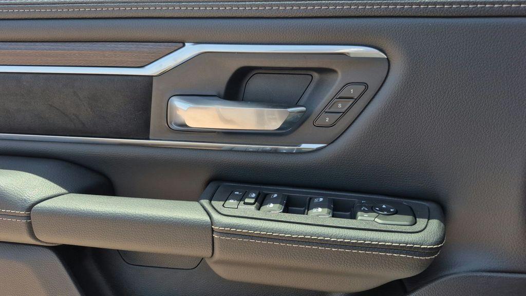 صورة مصغرة 28 لـ 2026 RAM 1500 LARAMIE