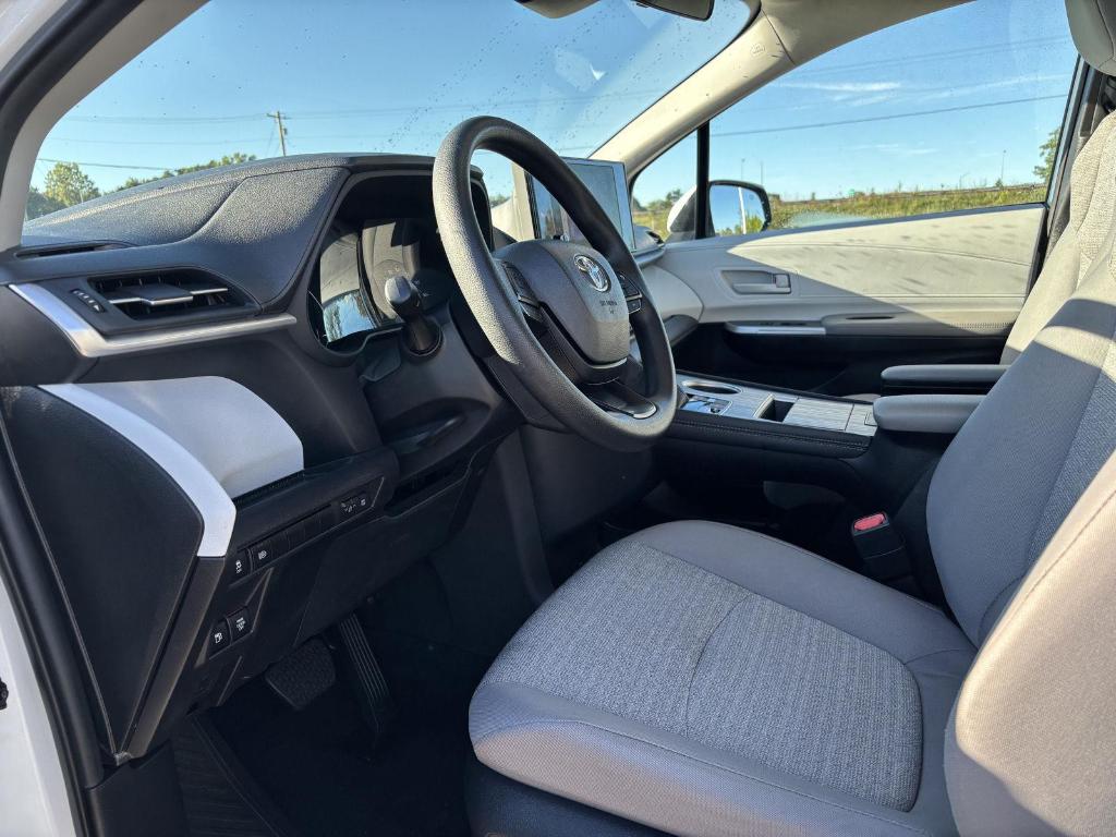 2025 Toyota SIENNA LE 缩略图 16
