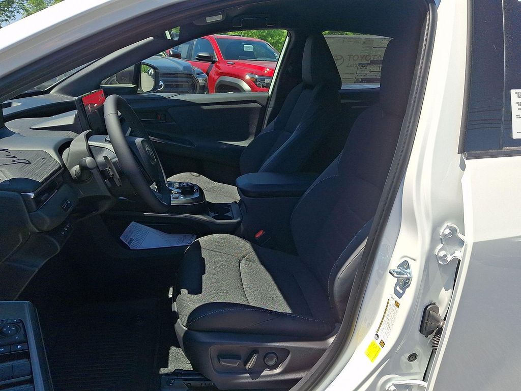 2026 Toyota C-HR SE thumbnail 11