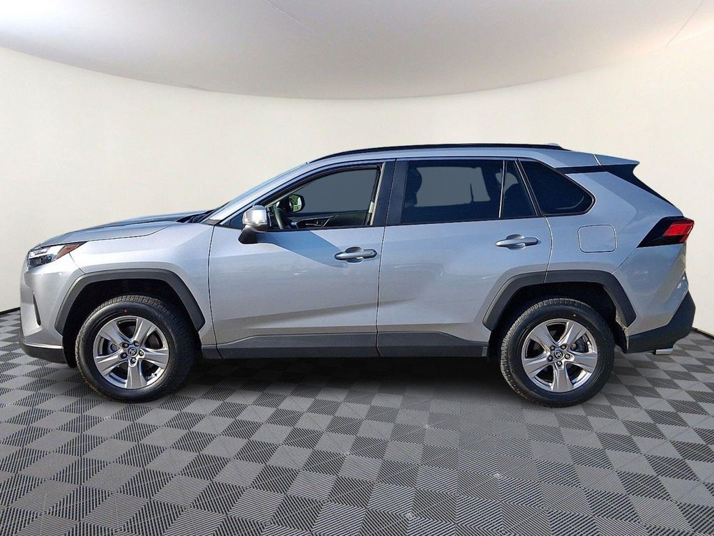 صورة 10 لـ 2025 Toyota RAV4 XLE