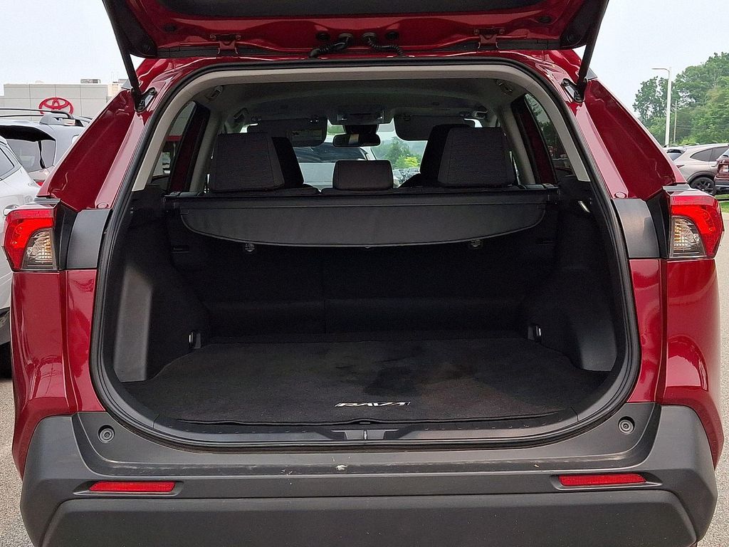 صورة مصغرة 32 لـ 2025 Toyota RAV4 LE