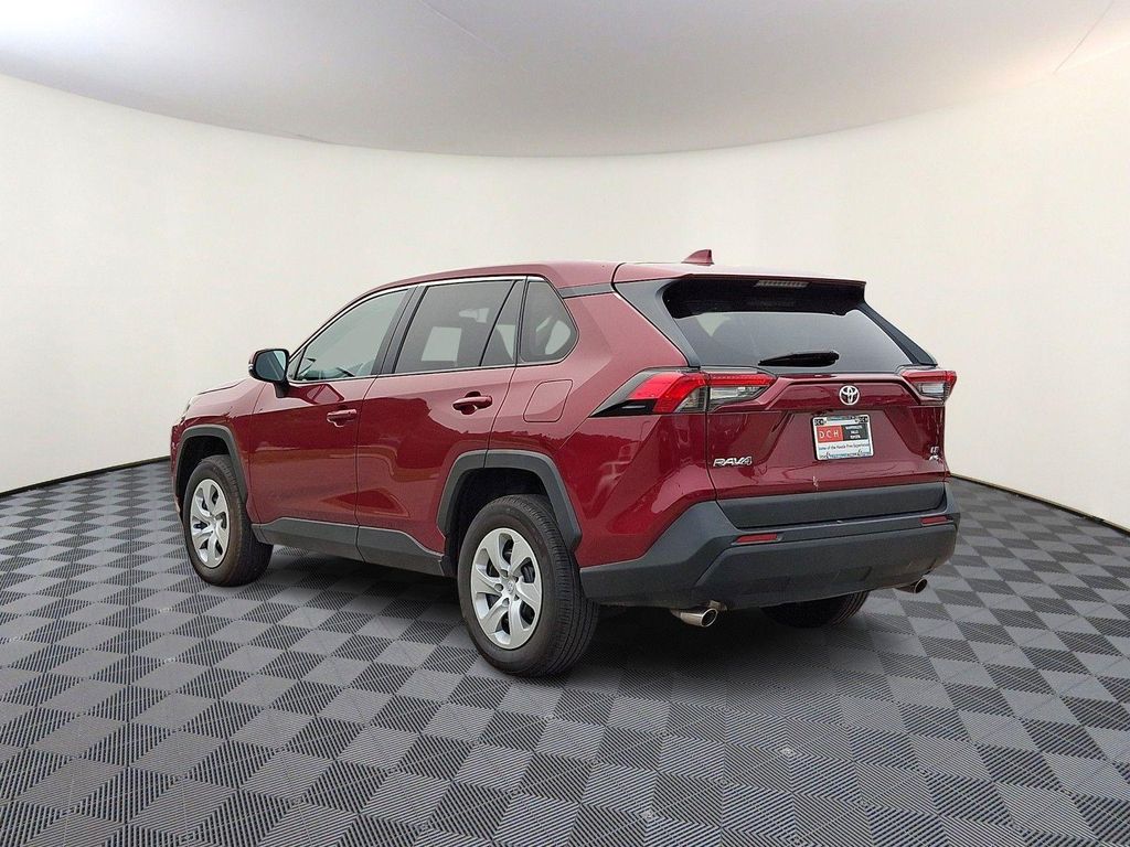 2025 Toyota RAV4 LE — фото 9