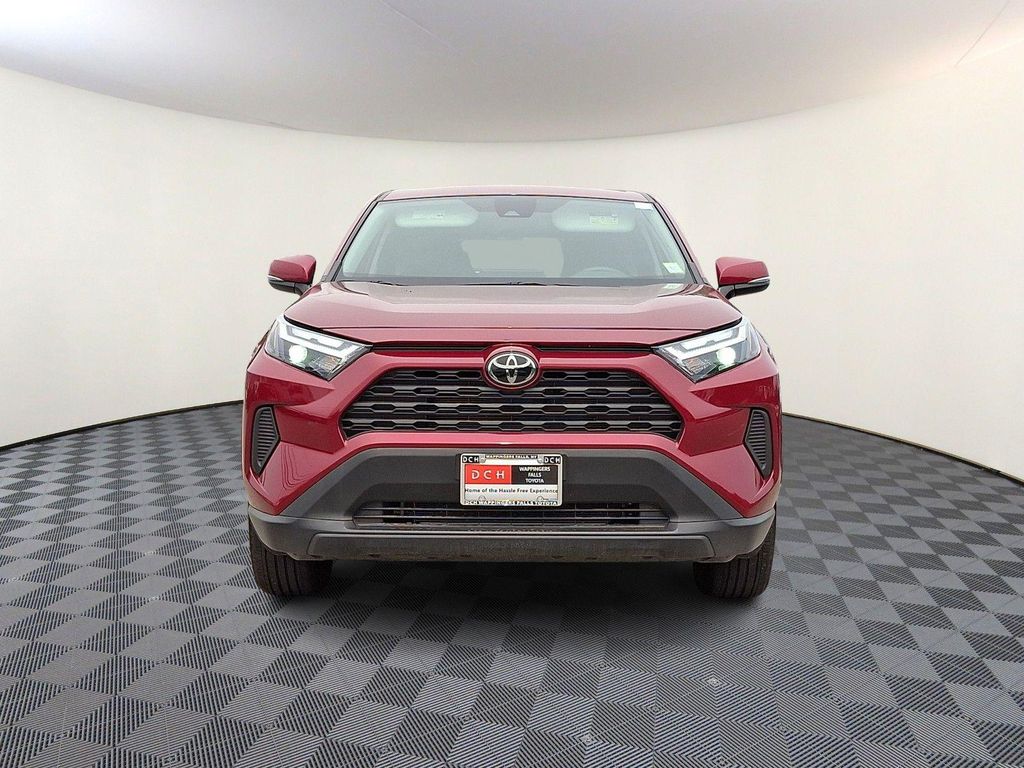 2025 Toyota RAV4 LE — фото 3