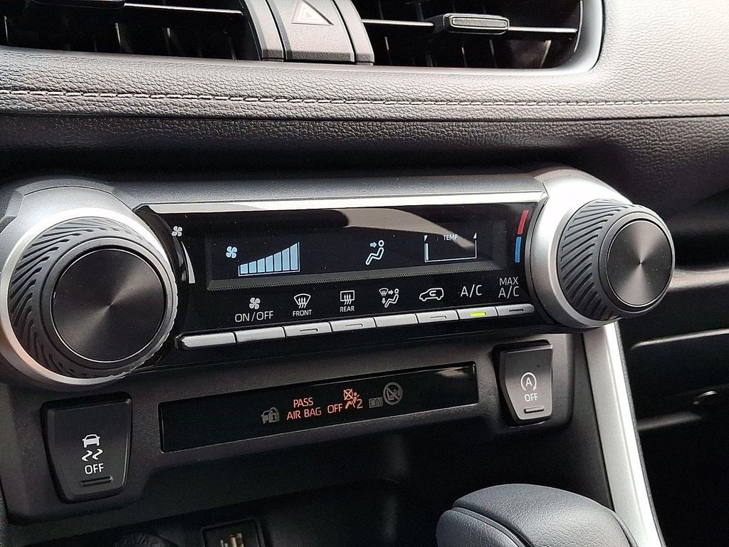 صورة مصغرة 19 لـ 2025 Toyota RAV4 LE