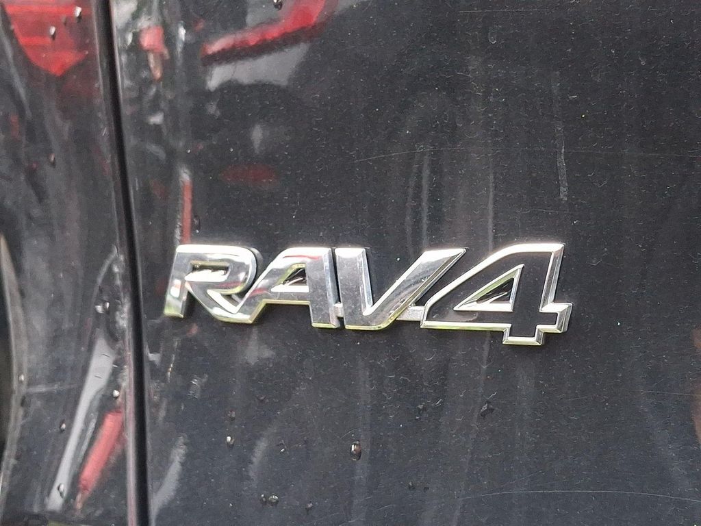 صورة 7 لـ 2025 Toyota RAV4 XLE