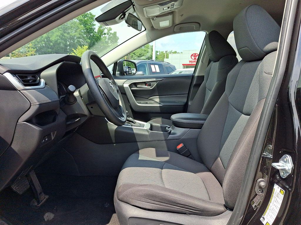 صورة مصغرة 16 لـ 2025 Toyota RAV4 XLE