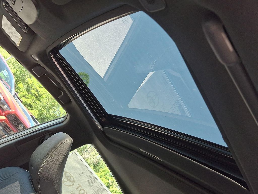 2026 Toyota CAMRY SE thumbnail 12