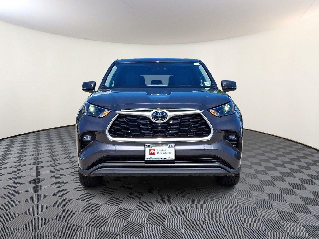 2023 Toyota HIGHLANDER LE photo 3