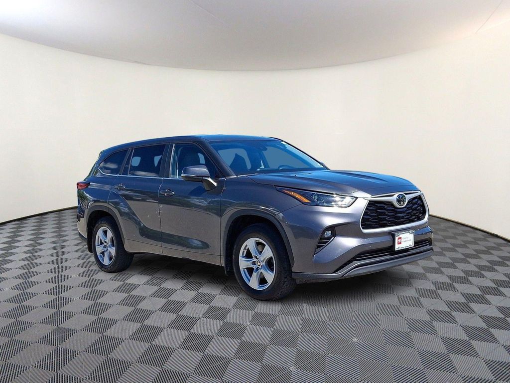 2023 Toyota HIGHLANDER LE photo 5
