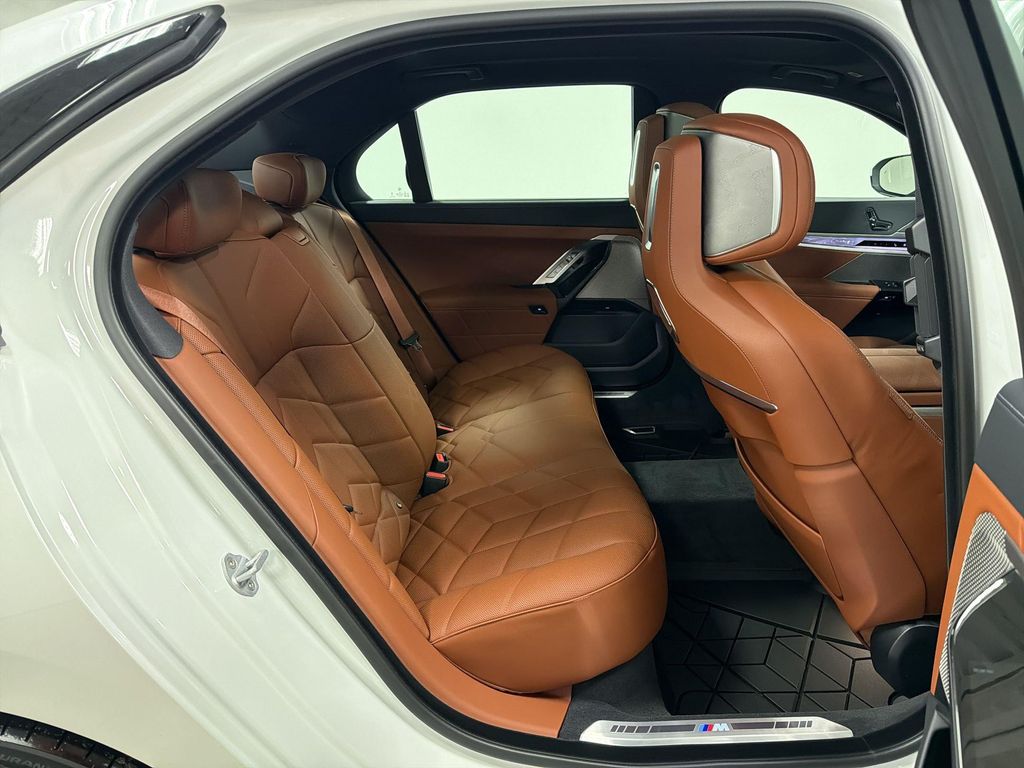 صورة مصغرة 29 لـ 2026 BMW 740 740I