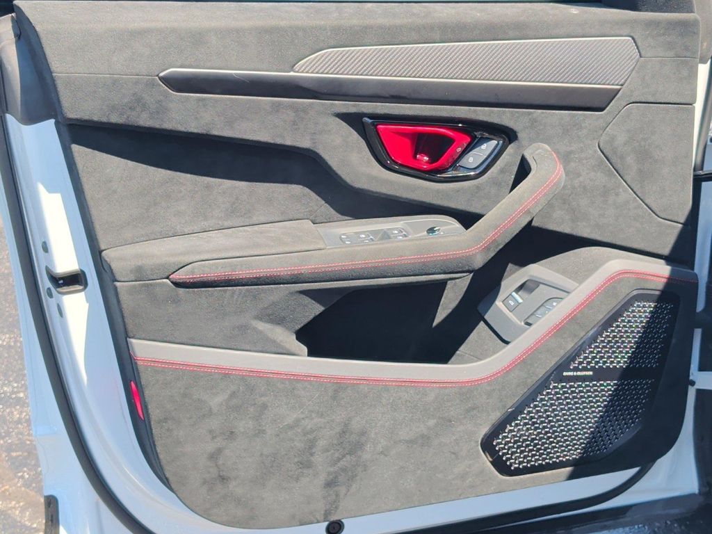 صورة 13 لـ 2023 Lamborghini URUS PERFORMANTE