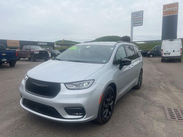 New 2026 Chrysler Pacifica Select