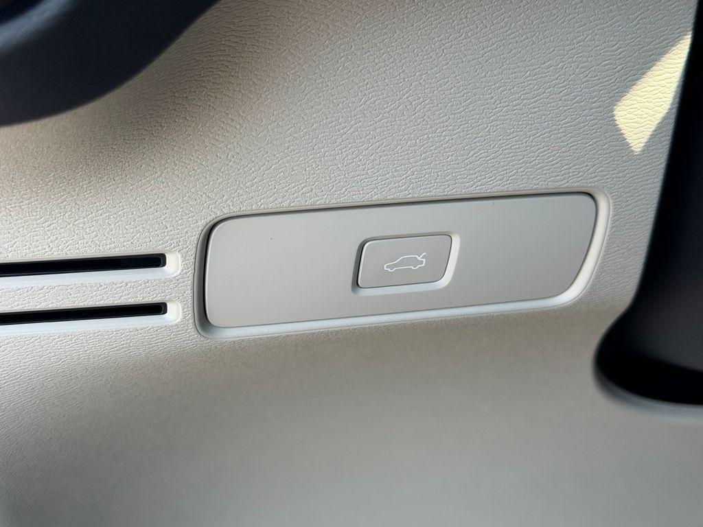 صورة مصغرة 40 لـ 2024 Volvo XC40 B5 PLUS BRIGHT THEME