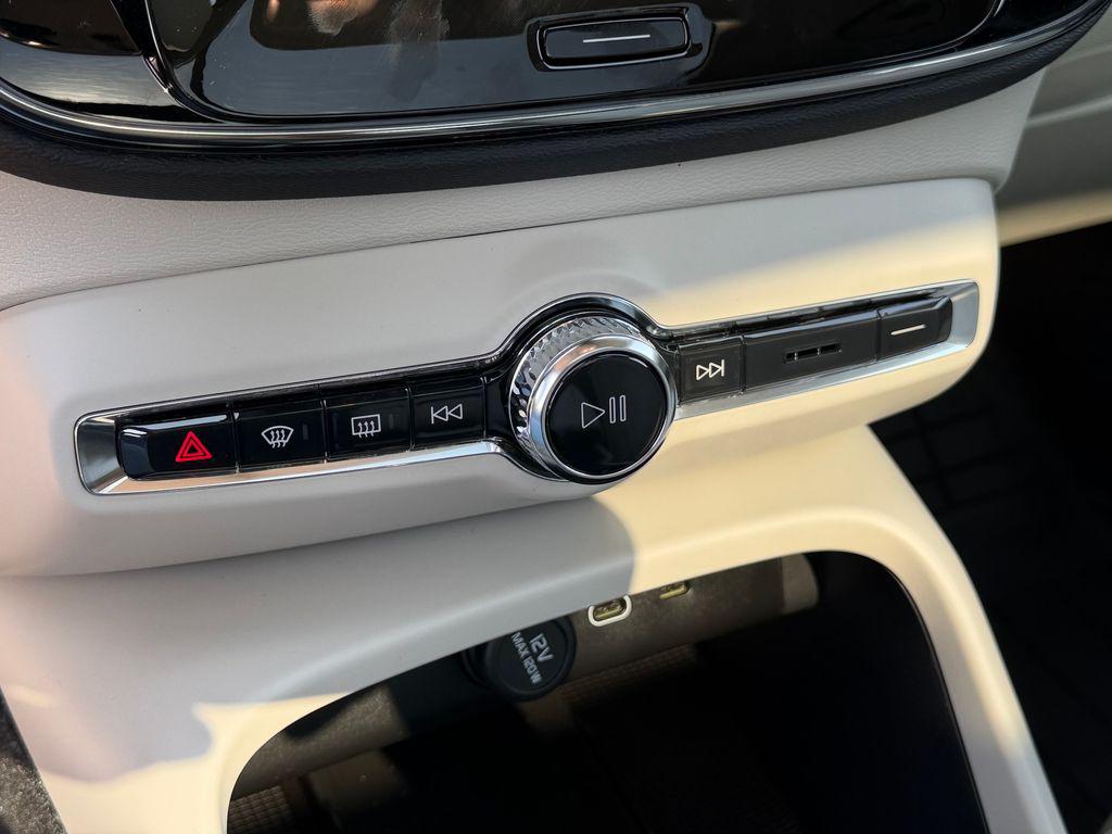 صورة 26 لـ 2026 Volvo XC40 B5 PLUS