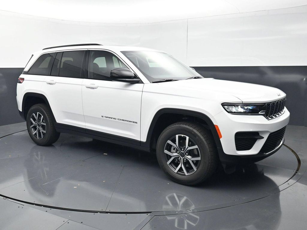 New 2027 Jeep Grand Cherokee Laredo