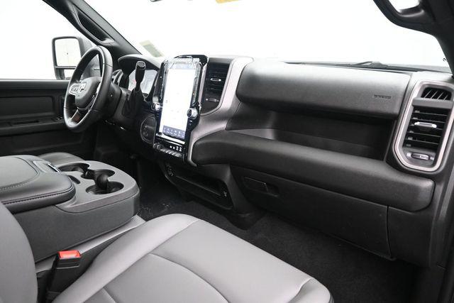 صورة 10 لـ 2026 RAM 3500 TRADESMAN CREW CAB 4X4 8' BOX