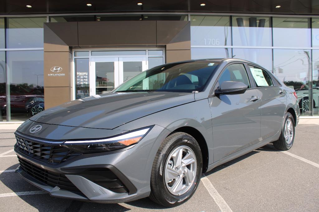 New 2026 Hyundai ELANTRA SE