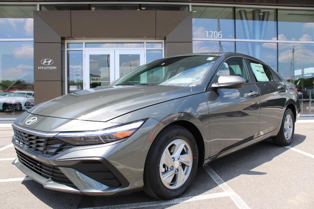New 2026 Hyundai ELANTRA SE