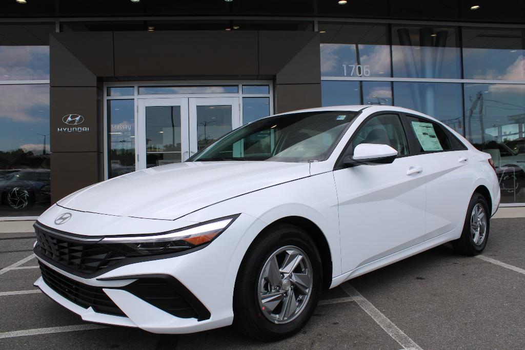 New 2026 Hyundai ELANTRA SE