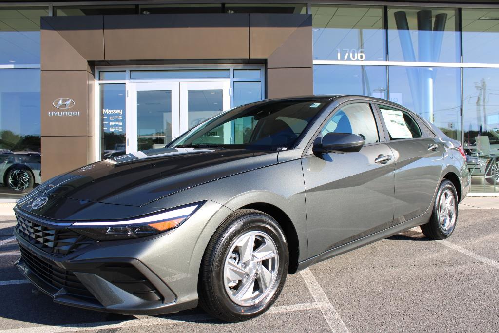 New 2026 Hyundai ELANTRA SE