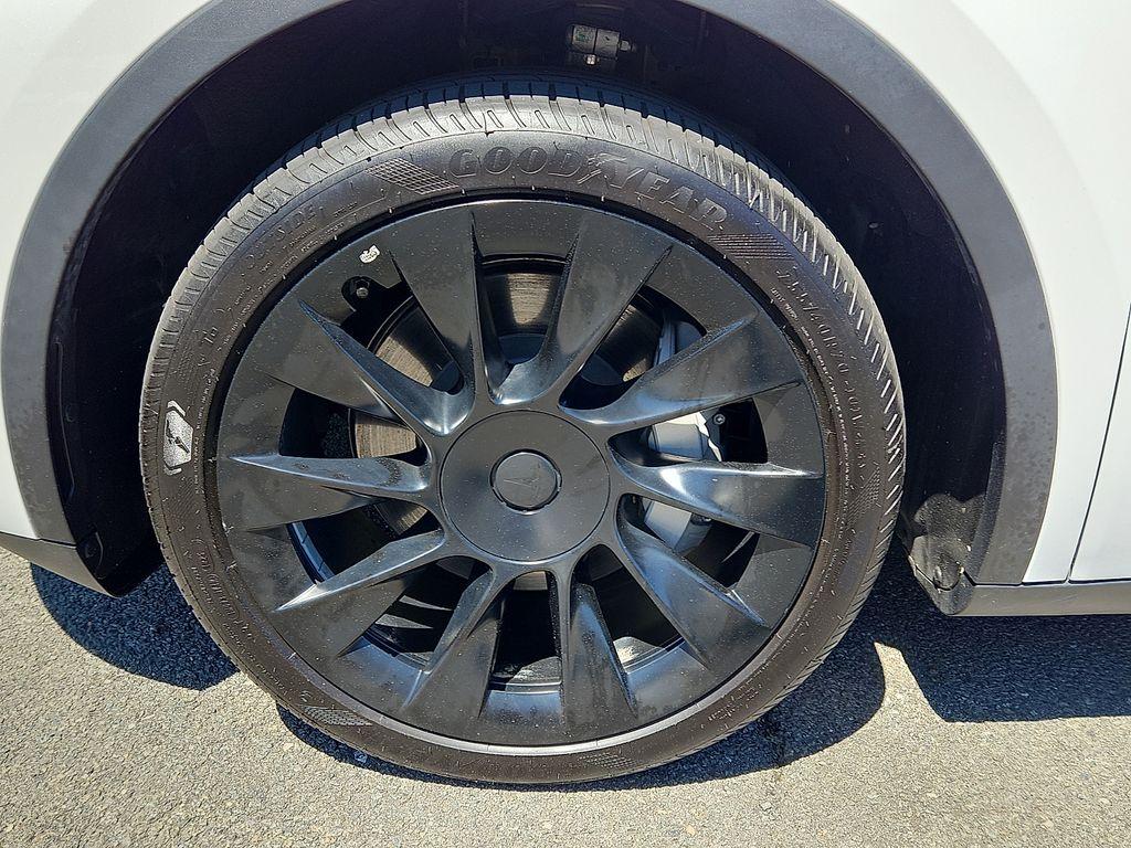 TESLA MODEL Y LONG RANGE - 8