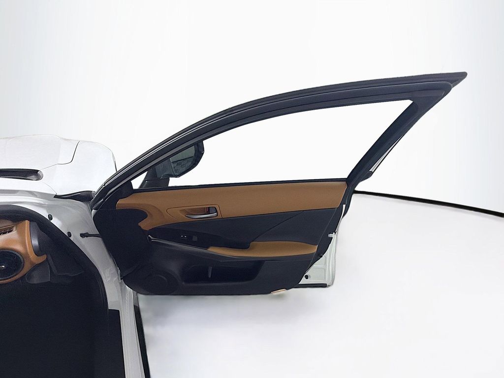 صورة مصغرة 28 لـ 2025 Lexus IS 350 BASE