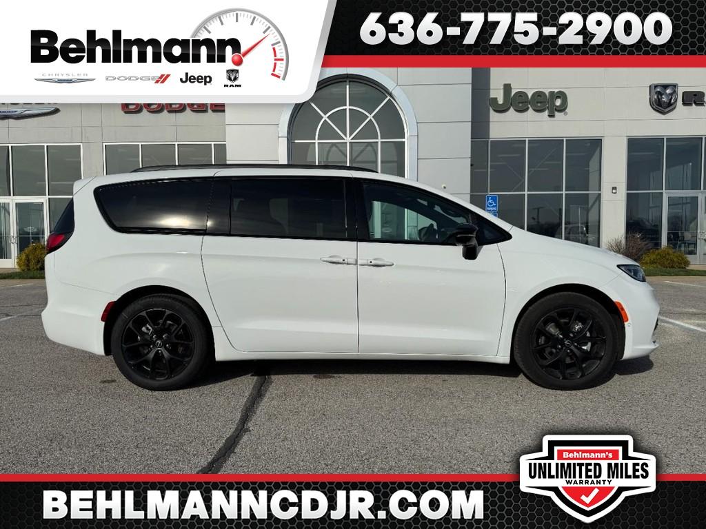 New 2026 Chrysler Pacifica Select FWD