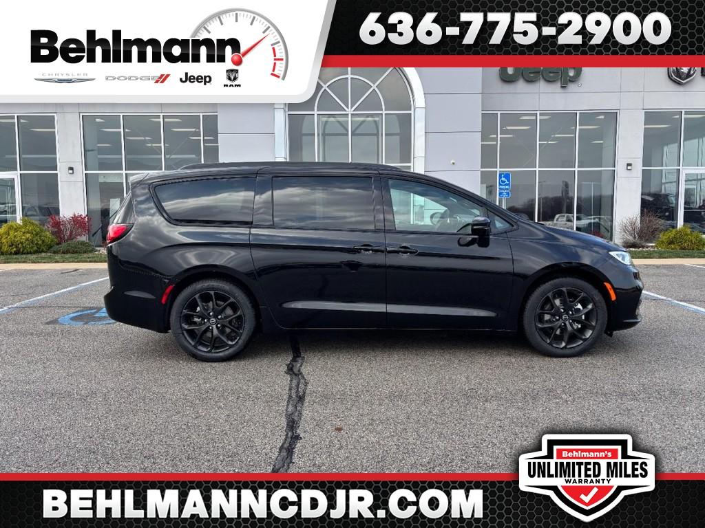 New 2026 Chrysler Pacifica Limited FWD