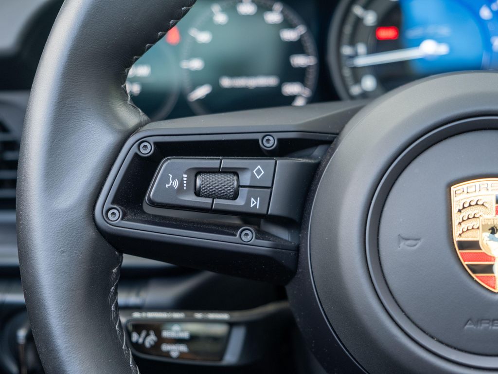 2022 Porsche 911 TARGA 4 GTS — миниатюра 29
